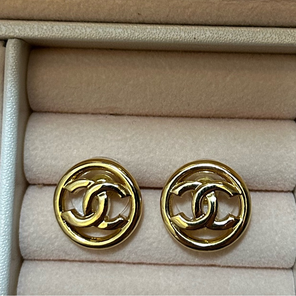 Authentic Chanel CC logo Collection 23S earrings with box - Picture 2 of 3